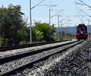 13.09.2022., Rajic, Novska - Na mjestu sudara vlakova u Rajicu uspostavljen je promet, ali samo juznim kolosijekom.  Na sjevernom kolosijeku radnici HZ-a uspostavljaju elektricne vodove. Olupina putnickog vlaka i dijelovi teretnih vagona cekaju specijalnu dizalicu i transport s mjesta nesrece. Photo: Ivica Galovic/PIXSELL Photo: Ivica Galovic/PIXSELL