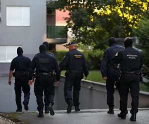 13.09.2022., Zagreb - Policija, kriminalisticka policija i istrazitelji u pretresu garaznog prostora stambene zgrade u naselju Srednjaci. Photo: Emica Elvedji/PIXSELL