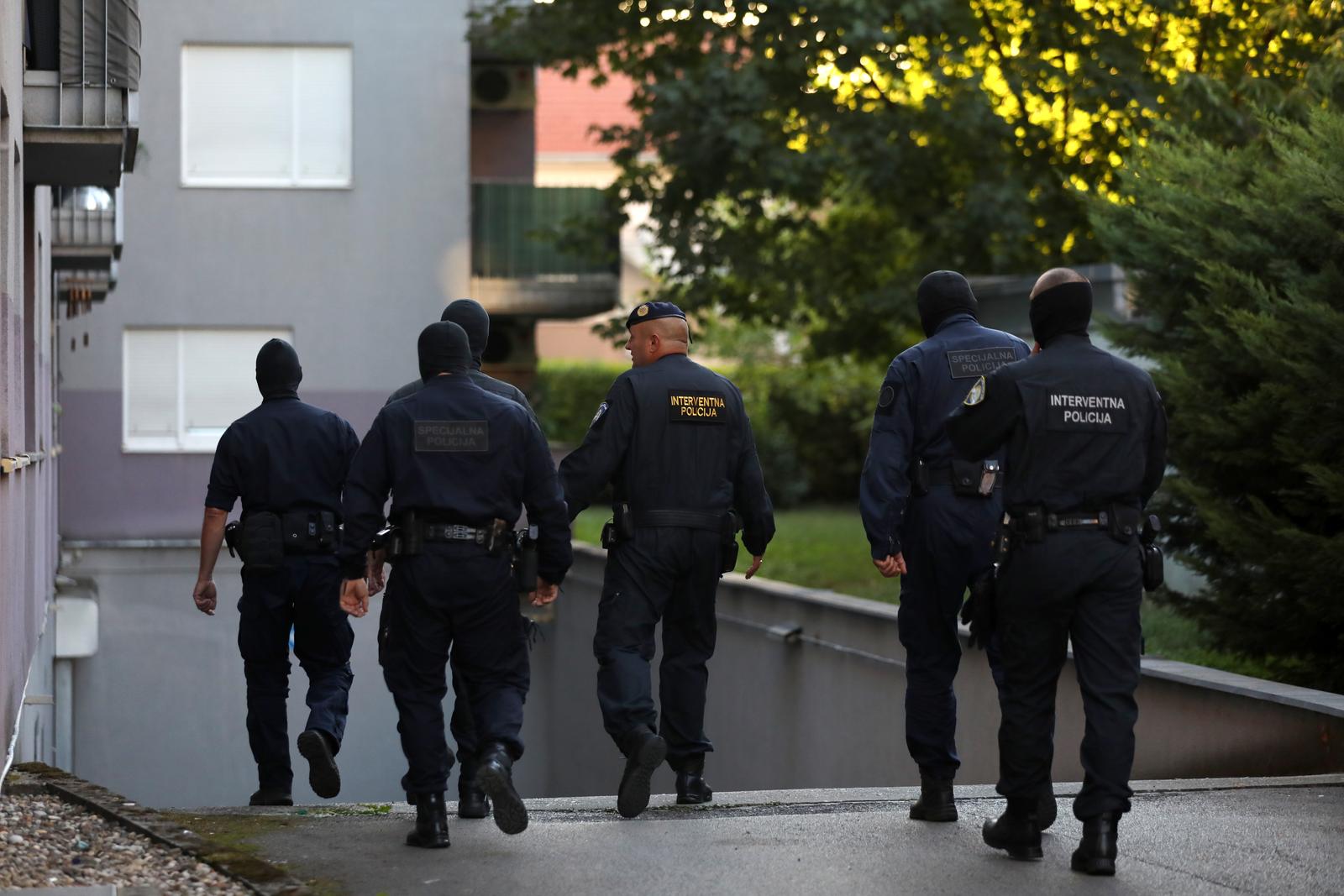 13.09.2022., Zagreb - Policija, kriminalisticka policija i istrazitelji u pretresu garaznog prostora stambene zgrade u naselju Srednjaci. Photo: Emica Elvedji/PIXSELL