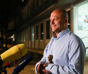13.09.2022., Zagreb - Viktor Gotovac nakon sjednice Predsjednistva SDP-a izbacen je iz stranke. Odmah je pokupio svoje svari iz prostorija stranke ukljucujuci i bistu druga Tita. Photo: Emica Elvedji/PIXSELL