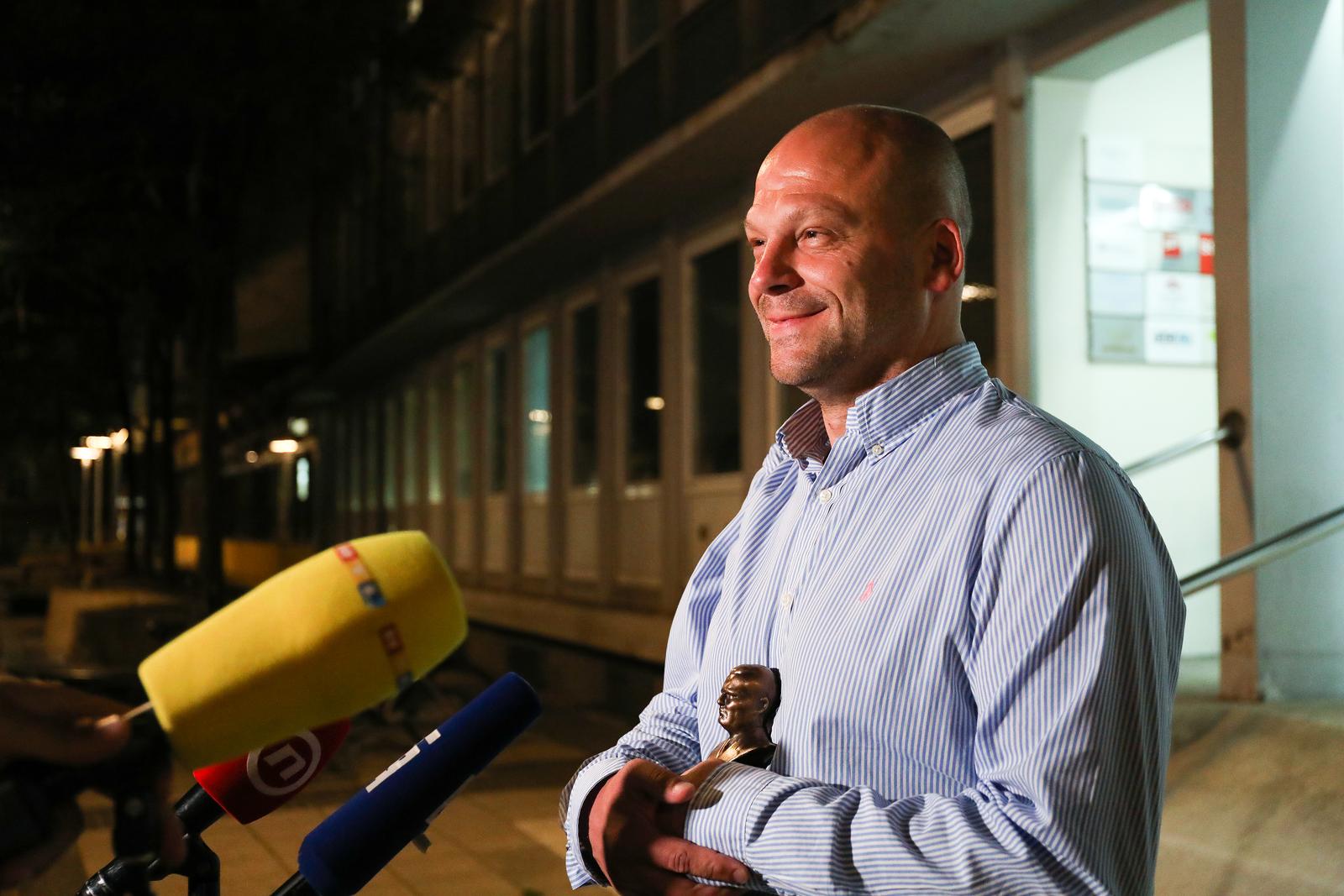 13.09.2022., Zagreb - Viktor Gotovac nakon sjednice Predsjednistva SDP-a izbacen je iz stranke. Odmah je pokupio svoje svari iz prostorija stranke ukljucujuci i bistu druga Tita. Photo: Emica Elvedji/PIXSELL