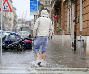 13.11.2019., Rijeka - Zbog kise i olujnog juga poplavio centar grada oko gradske trznice, a more se u luci podiglo preko razine gata Karoline rijecke.rPhoto:Goran Kovacic/PIXSELL