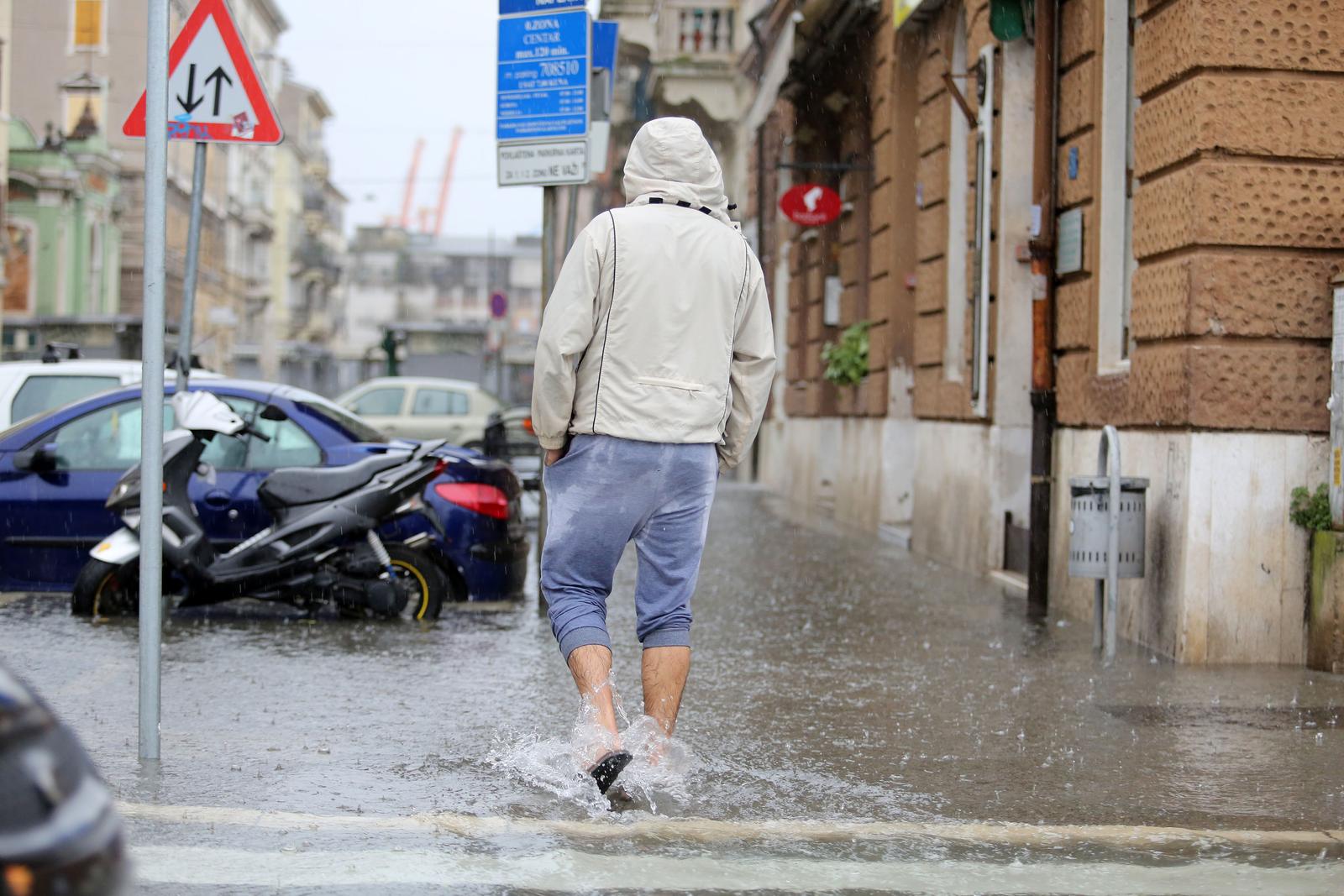 13.11.2019., Rijeka - Zbog kise i olujnog juga poplavio centar grada oko gradske trznice, a more se u luci podiglo preko razine gata Karoline rijecke.rPhoto:Goran Kovacic/PIXSELL