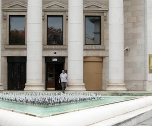 14.06.2017., Zagreb - U sklopu festivala Design District odrzavaju se Dani otvorenih vrata Hrvatske narodne banke gdje posjetitelji mogu obici Okruglu dvoranu glavnu burzovnu dvoranu nekadasnje Zagrebacke burze za robu i vrednote. Palaca Burze otvorena je 18.06. 1927 godine u zgradi  koja je danas sjediste HNB-a,a gradjena je prema projektu poznatog arhitekta Viktora Kovacica. Okrugla dvorana prekrivena je kasetiranom kupolom i svjetlo dobiva kroz veliki kruzni otvor. S arhitekturom i povijescu zgrade posjetitelje je upoznala povjesnicarka umjetnosti i antropologinja Ines Merkl.   rPhoto: Goran Stanzl/PIXSELL