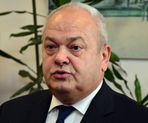14.10.2021., Slavonski Brod - Velikoj vijecnici Grada Slavonskog Broda odrzano je javno potpisivanje ugovora o
pravu gradjenja katolicke osnovne skole u Slavonskom Brodu. Ugovor je ime Djakovacko-osjecke nadbiskupije potpisao  nadbiskup mons. Djuro Hranic, a u ime Grada Slavonskog Broda gradonacelnik Mirko Duspara. 
  Photo: Ivica Galovic/PIXSELL