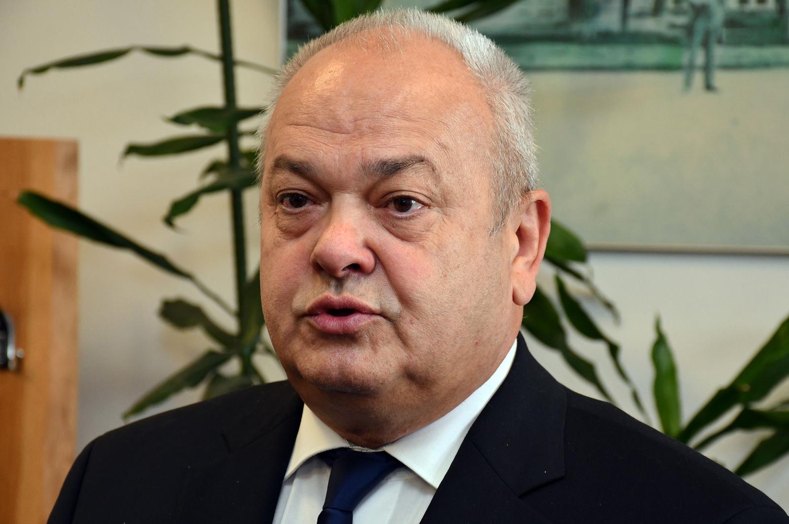 14.10.2021., Slavonski Brod - Velikoj vijecnici Grada Slavonskog Broda odrzano je javno potpisivanje ugovora o
pravu gradjenja katolicke osnovne skole u Slavonskom Brodu. Ugovor je ime Djakovacko-osjecke nadbiskupije potpisao  nadbiskup mons. Djuro Hranic, a u ime Grada Slavonskog Broda gradonacelnik Mirko Duspara. 
  Photo: Ivica Galovic/PIXSELL