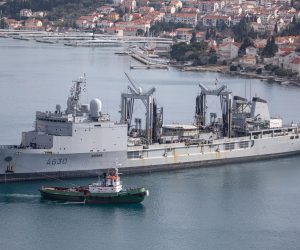 15.03.2022., Luka Gruz, Dubrovnik - Francuski ratni brod Marne uplovio u Luku Gruz. Rijec je o francuskom ratnom brodu Marne koji je povezan s francuskim nosacem zrakoplova Charles de Gaulle.  Photo: Grgo Jelavic/PIXSELL