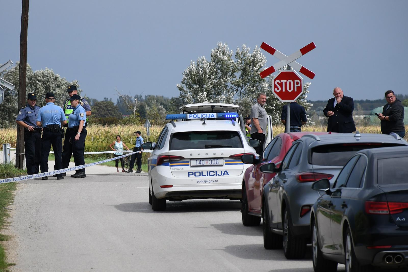 15.09.2022., Bolfan - Nedaleko Ludbrega u naletu vlaka na osobni automobil poginula je zena i dvoje cetverogodisnje djece, muskarac iz automobila prevezen je u bolnicu. Photo: Damir Spehar/PIXSELL