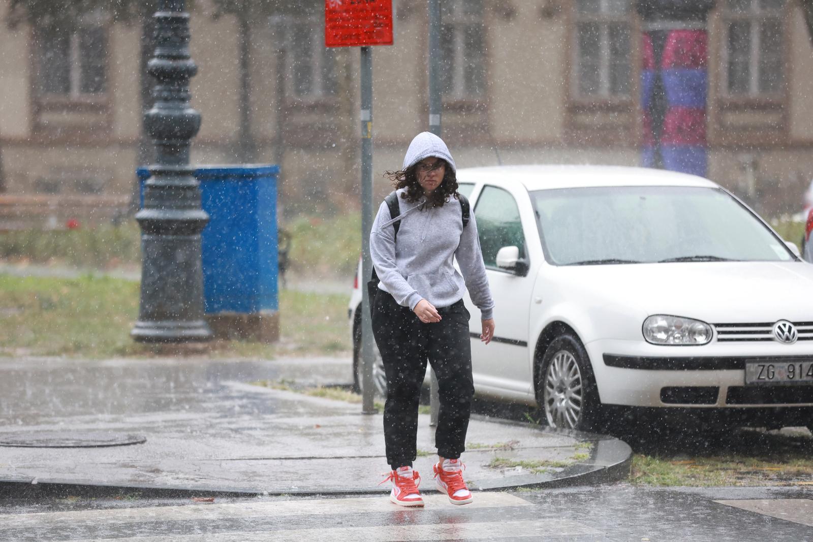 15.09.2022., Zagreb - Gradska svakodnevica u sredistu grada. Najavljeni pljusak uz grmljavinu osvjezio ulice te snizio temeraturu u zraku. Photo: Sanjin Strukic/PIXSELL