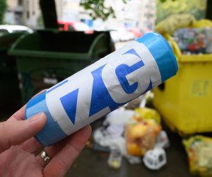 15.09.2022., Zagreb - Novi sustav odvoza otpada u Zagrebu s radom krece 1. listopada. Od danas su na prodajnim mjestima dostupne nove ZG vrecice. Izradjene su od recikliranog materijala i dolaze u velicinama od 10, 20 i 40 litara koje ce gradjani o svom trosku nabavljati u trgovackim centrima po cijeni od 20, 40, 80 kuna za deset komada, odnosno po 2,4 i 8 kn po jednoj vrecici.
 Photo: Davor Puklavec/PIXSELL