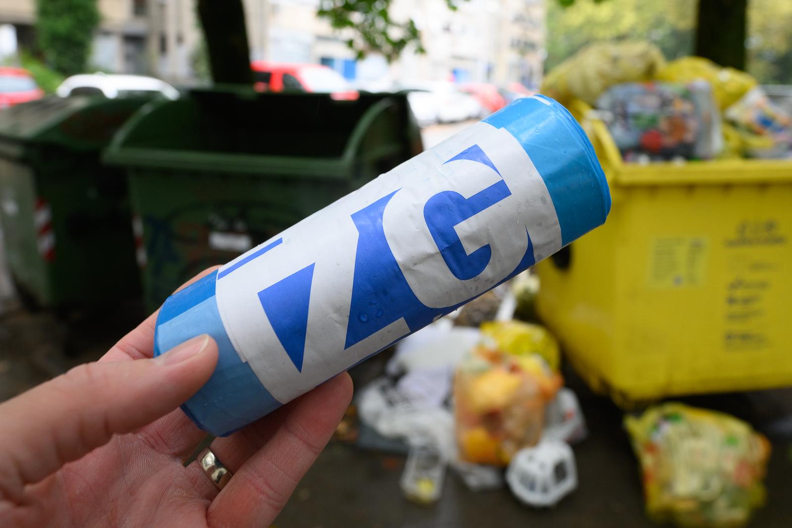 15.09.2022., Zagreb - Novi sustav odvoza otpada u Zagrebu s radom krece 1. listopada. Od danas su na prodajnim mjestima dostupne nove ZG vrecice. Izradjene su od recikliranog materijala i dolaze u velicinama od 10, 20 i 40 litara koje ce gradjani o svom trosku nabavljati u trgovackim centrima po cijeni od 20, 40, 80 kuna za deset komada, odnosno po 2,4 i 8 kn po jednoj vrecici.
 Photo: Davor Puklavec/PIXSELL