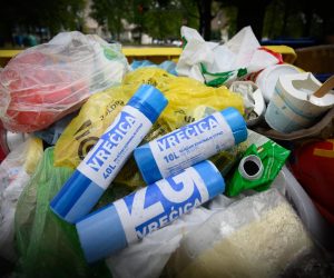 15.09.2022., Zagreb - Novi sustav odvoza otpada u Zagrebu s radom krece 1. listopada. Od danas su na prodajnim mjestima dostupne nove ZG vrecice. Izradjene su od recikliranog materijala i dolaze u velicinama od 10, 20 i 40 litara koje ce gradjani o svom trosku nabavljati u trgovackim centrima po cijeni od 20, 40, 80 kuna za deset komada, odnosno po 2,4 i 8 kn po jednoj vrecici.
 Photo: Davor Puklavec/PIXSELL