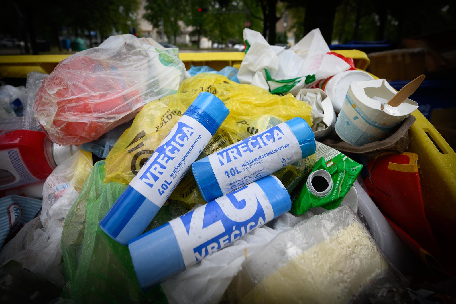 15.09.2022., Zagreb - Novi sustav odvoza otpada u Zagrebu s radom krece 1. listopada. Od danas su na prodajnim mjestima dostupne nove ZG vrecice. Izradjene su od recikliranog materijala i dolaze u velicinama od 10, 20 i 40 litara koje ce gradjani o svom trosku nabavljati u trgovackim centrima po cijeni od 20, 40, 80 kuna za deset komada, odnosno po 2,4 i 8 kn po jednoj vrecici.
 Photo: Davor Puklavec/PIXSELL