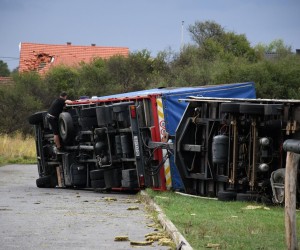 15.09.2022., Cazma - U poslijepodnevnim satima snazno nevrijeme pogodilo je podrucje Cazme. Na podrucje su upucene sve zurne sluzbe kako bi pomogli stanovnicima. Jak vjetar prevrtao je i kamione.  Photo: Damir Spehar/PIXSELL