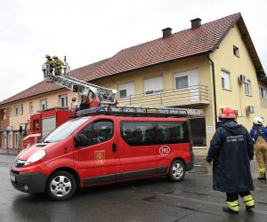 15.09.2022., Cazma - U poslijepodnevnim satima snazno nevrijeme pogodilo je podrucje Cazme. Na podrucje su upucene sve zurne sluzbe kako bi pomogli stanovnicima. Jak vjetar nosio je krovove, cupao stabla i prevrtao kamione.  Photo: Damir Spehar/PIXSELL