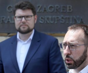 16.06.2021., Zagreb - Na konferenciji za medije odrzanoj ispred Stare gradske vijecnice Pedja Grbin i Tomislav Tomasevic predstavili su sporazum o suradnji u Gradskoj skupstini grada Zagreba. rPhoto: Patrik Macek/PIXSELL