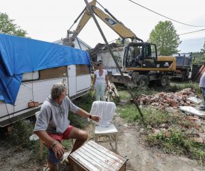 16.08.2022.,Petrinja, Josipa Brkan ispred svoje kuce u Petrinji, koja je oznacena crvenom naljepinicom i u tijeku je rusenje objekta  Photo: Robert Anic/PIXSELL