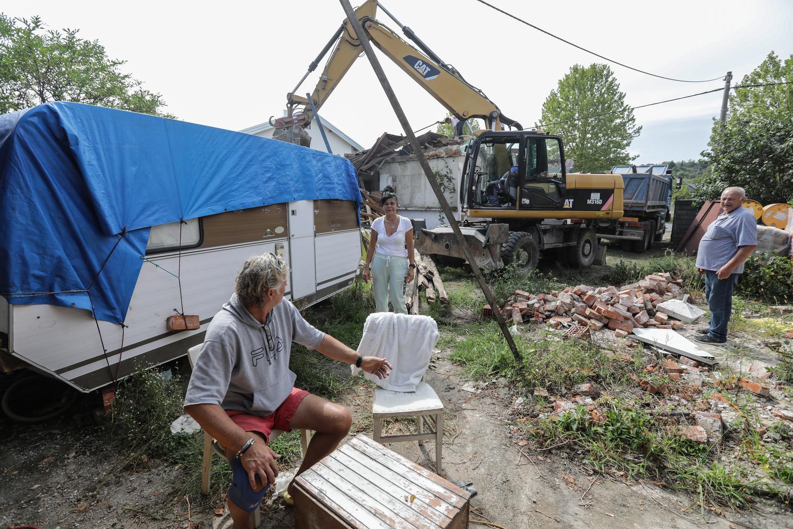 16.08.2022.,Petrinja, Josipa Brkan ispred svoje kuce u Petrinji, koja je oznacena crvenom naljepinicom i u tijeku je rusenje objekta  Photo: Robert Anic/PIXSELL