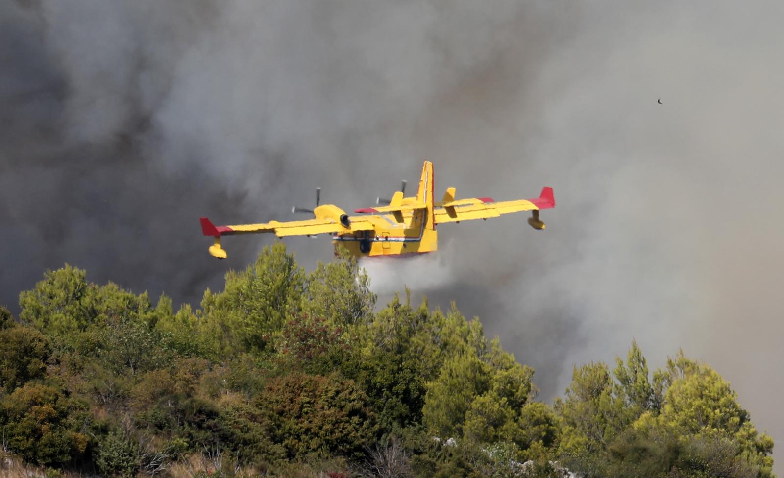 16.08.2022., Vrpolje - Veliki pozar u Vrpolju kod Sibenika uz kopnene snage gase i cetri kanadera.

 Photo: Dusko Jaramaz/PIXSELL