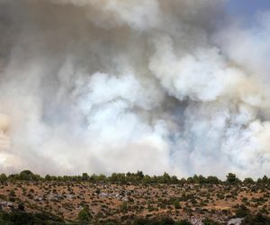 16.08.2022., Vrpolje - Veliki pozar u Vrpolju kod Sibenika uz kopnene snage gase i cetri kanadera.

 Photo: Dusko Jaramaz/PIXSELL