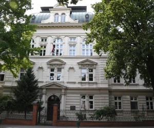 16.09.2020., Bjelovar - Lokot na bravi Gimnazije. Zbog koronavirusa bjelovarski ucenici medju prvima su koji su suoceni s odgodom nastave u skolskim klupanma, jer medju ostalim cijela  je Gimnazija zatvorena. Naime, kako je novooboljela osoba pohadjala nastavu u Gimnaziji Bjelovar i sukladno epidemioloskim mjerama jednom razrednom odjeljenju je odredjena samoizolacija, a ta je mjera odredjena i za ukupno 13 profesora iz te skole. Slijedom toga, nastava se u toj obrazovnoj ustanovi do daljnjega odvija online.rPhoto: Damir Spehar/PIXSELL