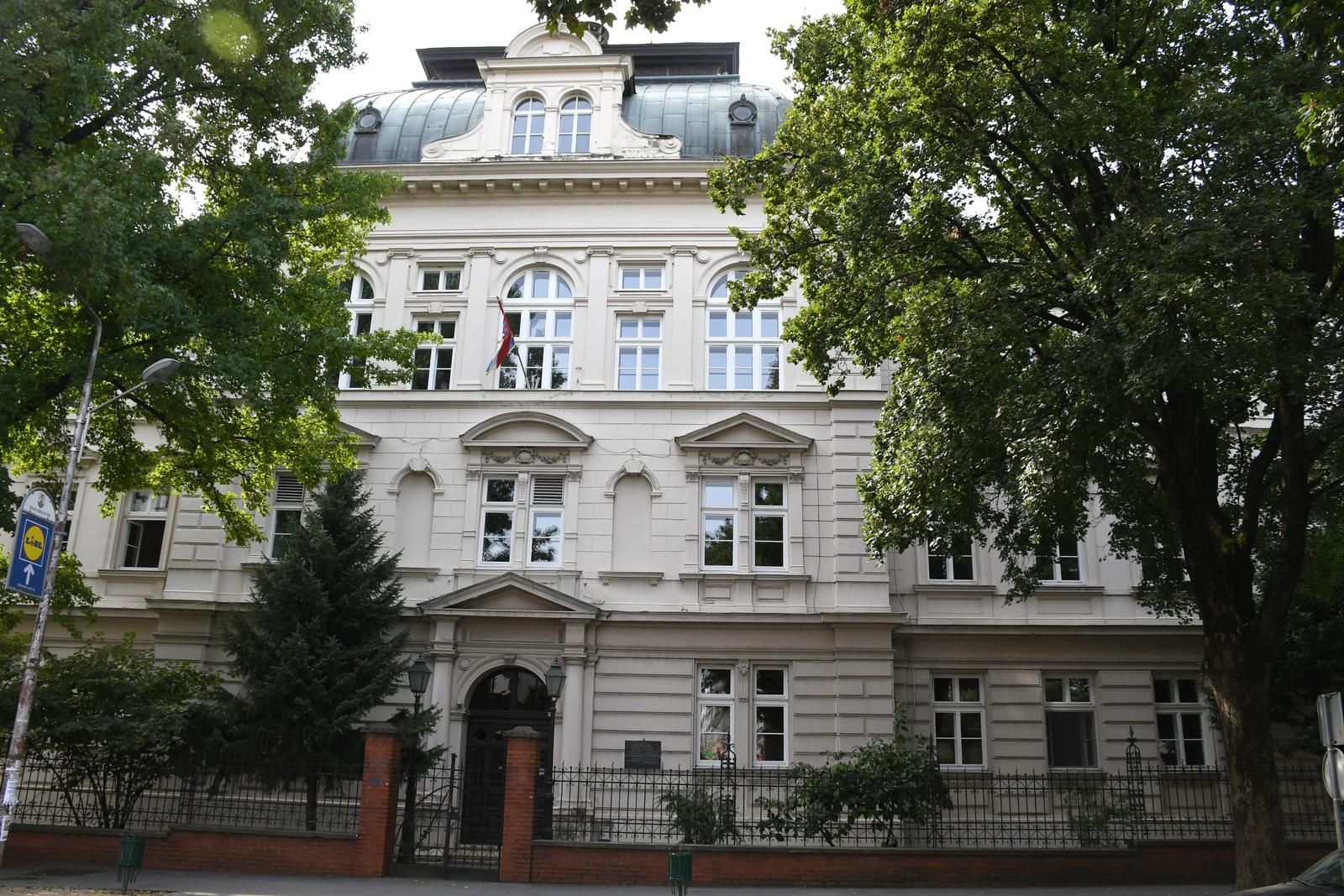 16.09.2020., Bjelovar - Lokot na bravi Gimnazije. Zbog koronavirusa bjelovarski ucenici medju prvima su koji su suoceni s odgodom nastave u skolskim klupanma, jer medju ostalim cijela  je Gimnazija zatvorena. Naime, kako je novooboljela osoba pohadjala nastavu u Gimnaziji Bjelovar i sukladno epidemioloskim mjerama jednom razrednom odjeljenju je odredjena samoizolacija, a ta je mjera odredjena i za ukupno 13 profesora iz te skole. Slijedom toga, nastava se u toj obrazovnoj ustanovi do daljnjega odvija online.rPhoto: Damir Spehar/PIXSELL