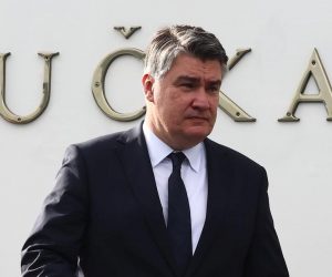 16.09.2022., Split - Predsjednik RH i vrhovni zapovjednik Oruzanih snaga RH Zoran Milanovic u Kastelanskom zaljevu polozio je u more lovorov vijenac u spomen na sve poginule hrvatske mornare.
 Photo: Miroslav Lelas/PIXSELL