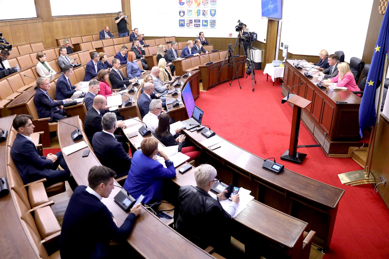 16.09.2022., Zagreb - Odbor za gospodarstvo na 43. sjednici raspravlja o slucaju INA, odnosno pljacki u plinskom poslovanju. Pred zastupnicima, od kojih su neki trazili i plenarnu sjednicu, su izvjesca regulatora HERA-e I HROTE-a. 
 Photo: Patrik Macek/PIXSELL