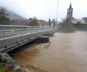 16.09.2022., Brod na Kupi - Obilna kisa izazvala je podizanje vodostaja rijeke Kupe i njenih pritoka, koji su poplavili prometnice, kuce i vrtove u selima Kupske doline Kuzelj i Brod na Kupi. Photo: Goran Kovacic/PIXSELL