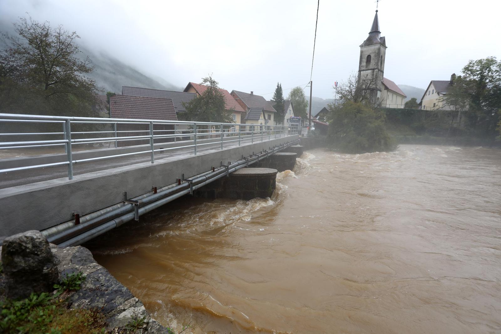 16.09.2022., Brod na Kupi - Obilna kisa izazvala je podizanje vodostaja rijeke Kupe i njenih pritoka, koji su poplavili prometnice, kuce i vrtove u selima Kupske doline Kuzelj i Brod na Kupi. Photo: Goran Kovacic/PIXSELL