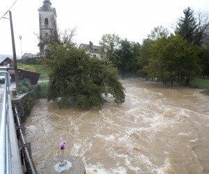 16.09.2022., Brod na Kupi - Obilna kisa izazvala je podizanje vodostaja rijeke Kupe i njenih pritoka, koji su poplavili prometnice, kuce i vrtove u selima Kupske doline Kuzelj i Brod na Kupi. Photo: Goran Kovacic/PIXSELL