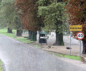 16.09.2022., Brod na Kupi - Obilna kisa izazvala je podizanje vodostaja rijeke Kupe i njenih pritoka, koji su poplavili prometnice, kuce i vrtove u selima Kupske doline Kuzelj i Brod na Kupi. Photo: Goran Kovacic/PIXSELL