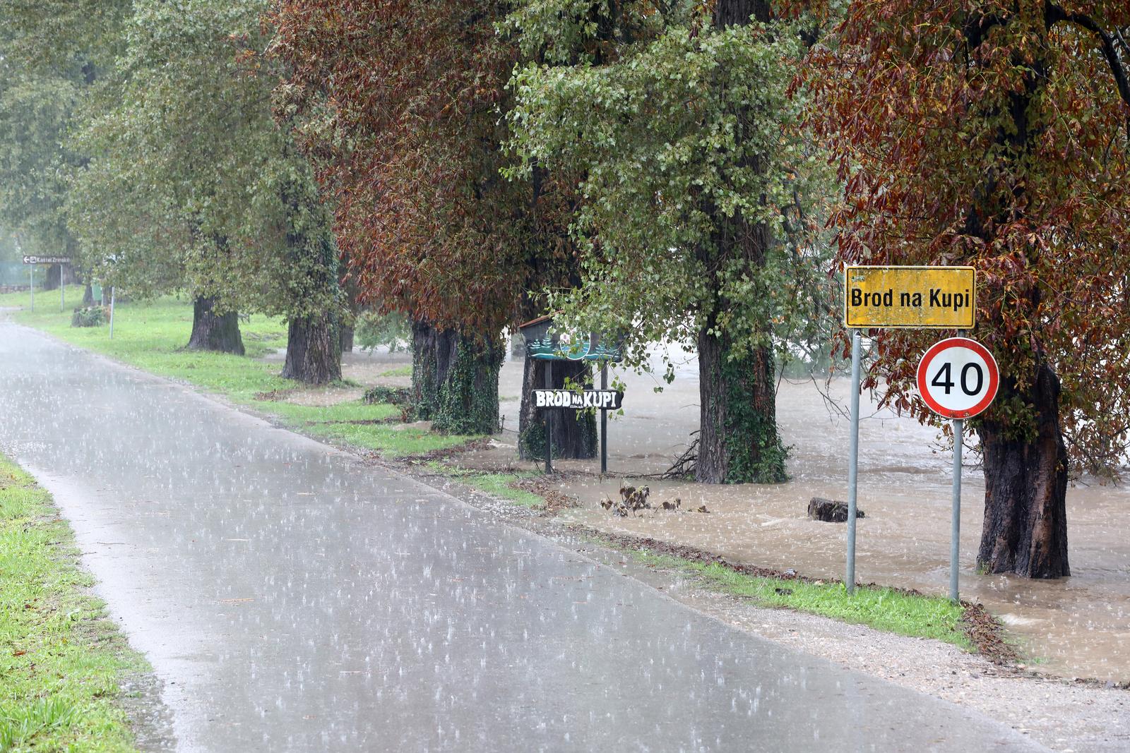 16.09.2022., Brod na Kupi - Obilna kisa izazvala je podizanje vodostaja rijeke Kupe i njenih pritoka, koji su poplavili prometnice, kuce i vrtove u selima Kupske doline Kuzelj i Brod na Kupi. Photo: Goran Kovacic/PIXSELL