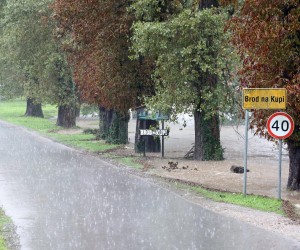 16.09.2022., Brod na Kupi - Obilna kisa izazvala je podizanje vodostaja rijeke Kupe i njenih pritoka, koji su poplavili prometnice, kuce i vrtove u selima Kupske doline Kuzelj i Brod na Kupi. Photo: Goran Kovacic/PIXSELL