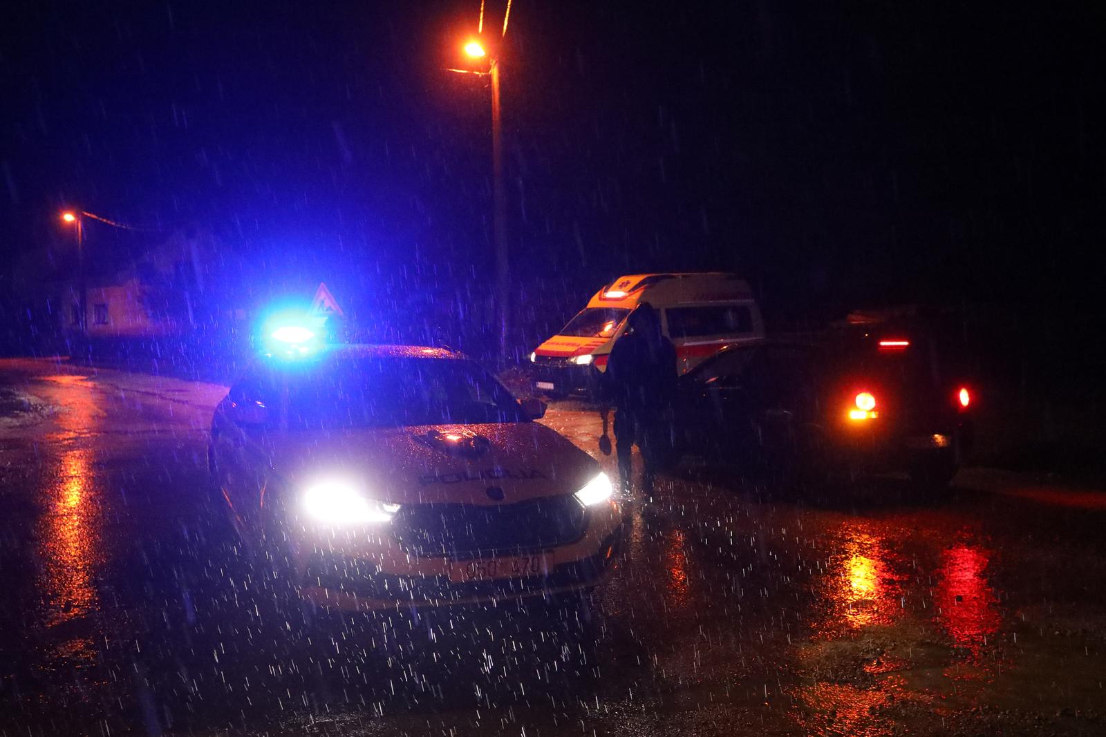 16.09.2022., Karlovac - U pucnjavi u naselju Lemic Brdo u Karlovcu jedna je osoba ubijena, a jedna ozlijedjena. Policijski sluzbenici postupanjem na terenu ubrzo su pronašli osobu koja se dovodi u vezu s ovim dogadjajem te je navedena osoba pod nadzorom policije. Policija je blokirala pristup kuci u kojoj se dogodila pucnjava. Photo: Kristina Stedul Fabac/PIXSELL
