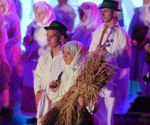 16.09.2022., Vinkovci - Svecano otvorenje 57. Vinkovackih jeseni, glazbeno-scenski program na temu ''Ravnico, sva u klasju zita zlatnoga''. Photo: Dubravka Petric/PIXSELL