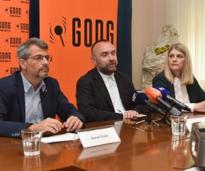 17.5.2022., Zagreb - U Hrvatskom novinarskom drustvu odrzana je Konferencija za medije "Gongovih 6 izbornih jedinica za ustavne izbore", na kojoj je Gong predstavoi svoje rjesenje, prema kojemu, sljedeci parlamentarni izbori ne bi bili neustavni. Na konferenciji za medije su sudjelovali Goran Cular, profesor na Fakultetu politickih znanosti (FPZ) i autor Gongove analize ‘Hoce li i sljedeci parlamentarni izbori u Hrvatskoj biti neustavni?’; Berto Salaj, predsjednik vijeca Gonga i profesor na FPZ-u i Oriana Ivkovc Novokmet, izvrsna direktorica Gonga. Photo: Davorin Visnjic/PIXSELL