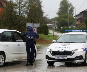 17.09.2022., Karlovac - Jutro nakon teskog ubojstva i ranjavanja mjestana u Lemic brdu policija ne propusta nikog osim stanara u mjesto  jer je ocevid u tijeku.
 Photo: Kristina Stedul Fabac/PIXSELL