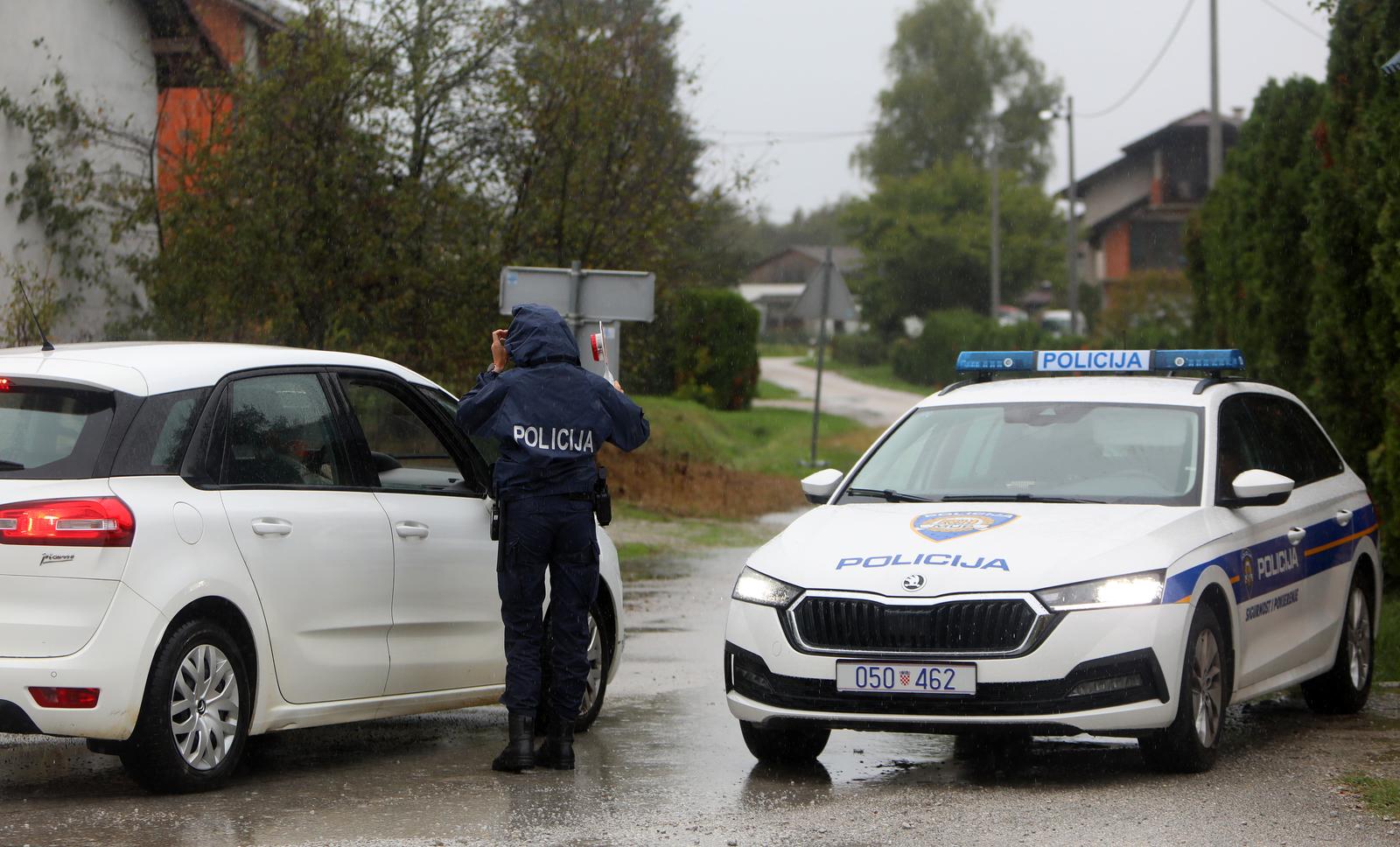 17.09.2022., Karlovac - Jutro nakon teskog ubojstva i ranjavanja mjestana u Lemic brdu policija ne propusta nikog osim stanara u mjesto  jer je ocevid u tijeku.
 Photo: Kristina Stedul Fabac/PIXSELL