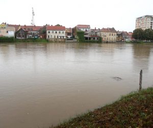 17.09.2022., Karlovac -  Vodostaj rijeke Kupe u 12 sati u Karlovcu je 695 cm sa blagom tendecijom rasta. Na snazi je pripremno stanje za obranu od poplava.
 Photo: Kristina Stedul Fabac/PIXSELL