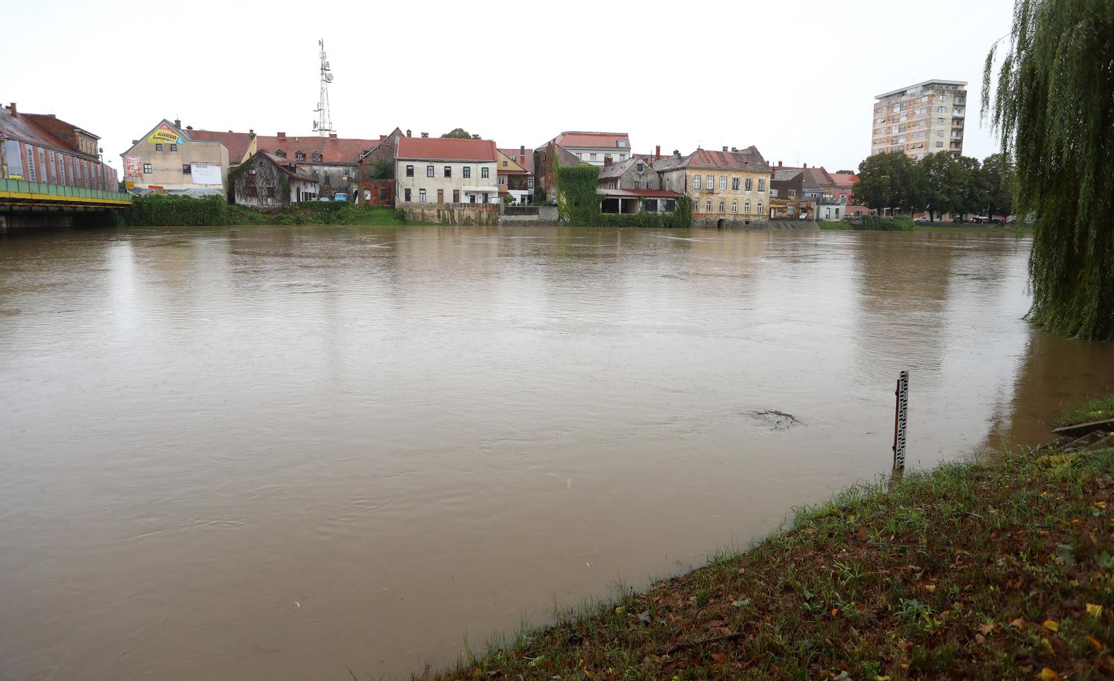 17.09.2022., Karlovac -  Vodostaj rijeke Kupe u 12 sati u Karlovcu je 695 cm sa blagom tendecijom rasta. Na snazi je pripremno stanje za obranu od poplava.
 Photo: Kristina Stedul Fabac/PIXSELL