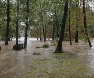 17.9.2022.., Rijeka -  Jucerasnja obilna kisa izazvala je podizanje vodostaja rijeke Kupe i njenih pritoka, koji su poplavili prometnice, kuce i vrtove u selima Kupske doline Kuzelj i Brod na Kupi.   Photo: Nel Pavletic/PIXSELL