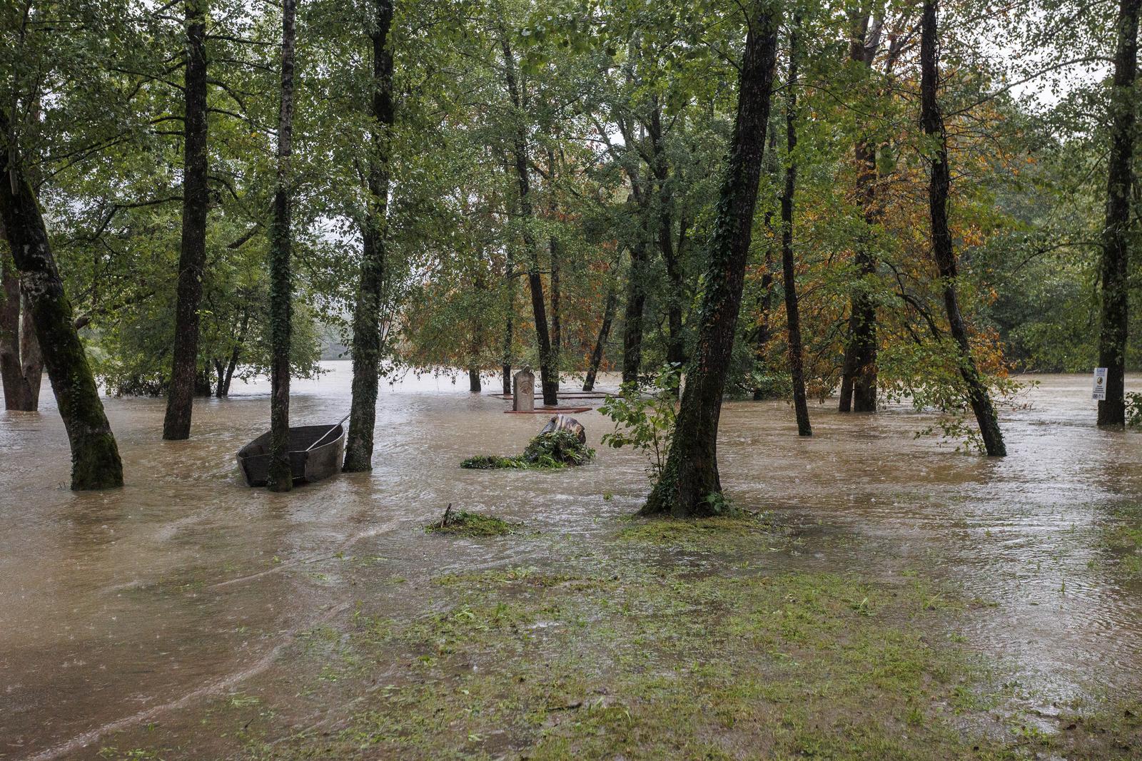 17.9.2022.., Rijeka -  Jucerasnja obilna kisa izazvala je podizanje vodostaja rijeke Kupe i njenih pritoka, koji su poplavili prometnice, kuce i vrtove u selima Kupske doline Kuzelj i Brod na Kupi.   Photo: Nel Pavletic/PIXSELL