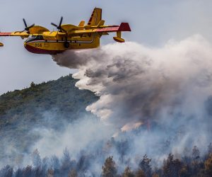 18.08.2022., Kastela  - Pozar na brdu Trecanica.
Nakon prolaska Vlaka, na nekoliko mjesta planuo je pozar koji se brzo prosirio te su aktivirana 4 kanadera te 90 vatrogasaca. 
 Photo: Zvonimir Barisin/PIXSELL