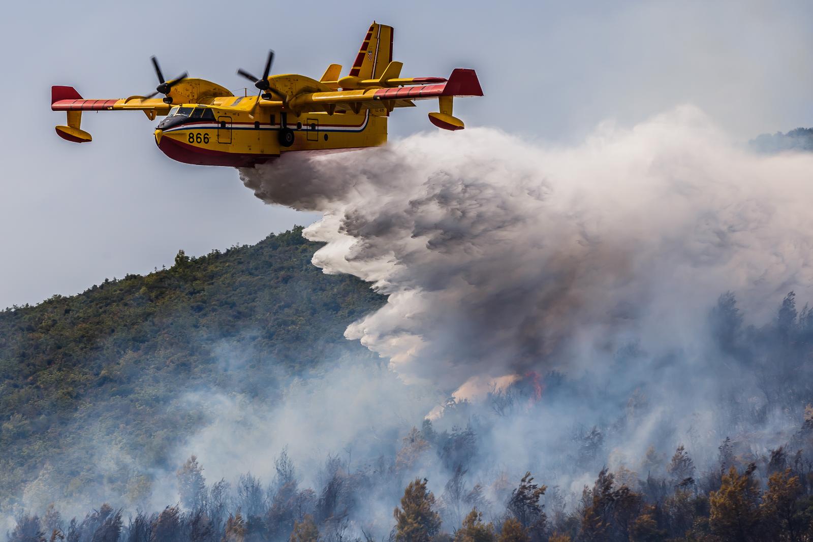 18.08.2022., Kastela  - Pozar na brdu Trecanica.
Nakon prolaska Vlaka, na nekoliko mjesta planuo je pozar koji se brzo prosirio te su aktivirana 4 kanadera te 90 vatrogasaca. 
 Photo: Zvonimir Barisin/PIXSELL