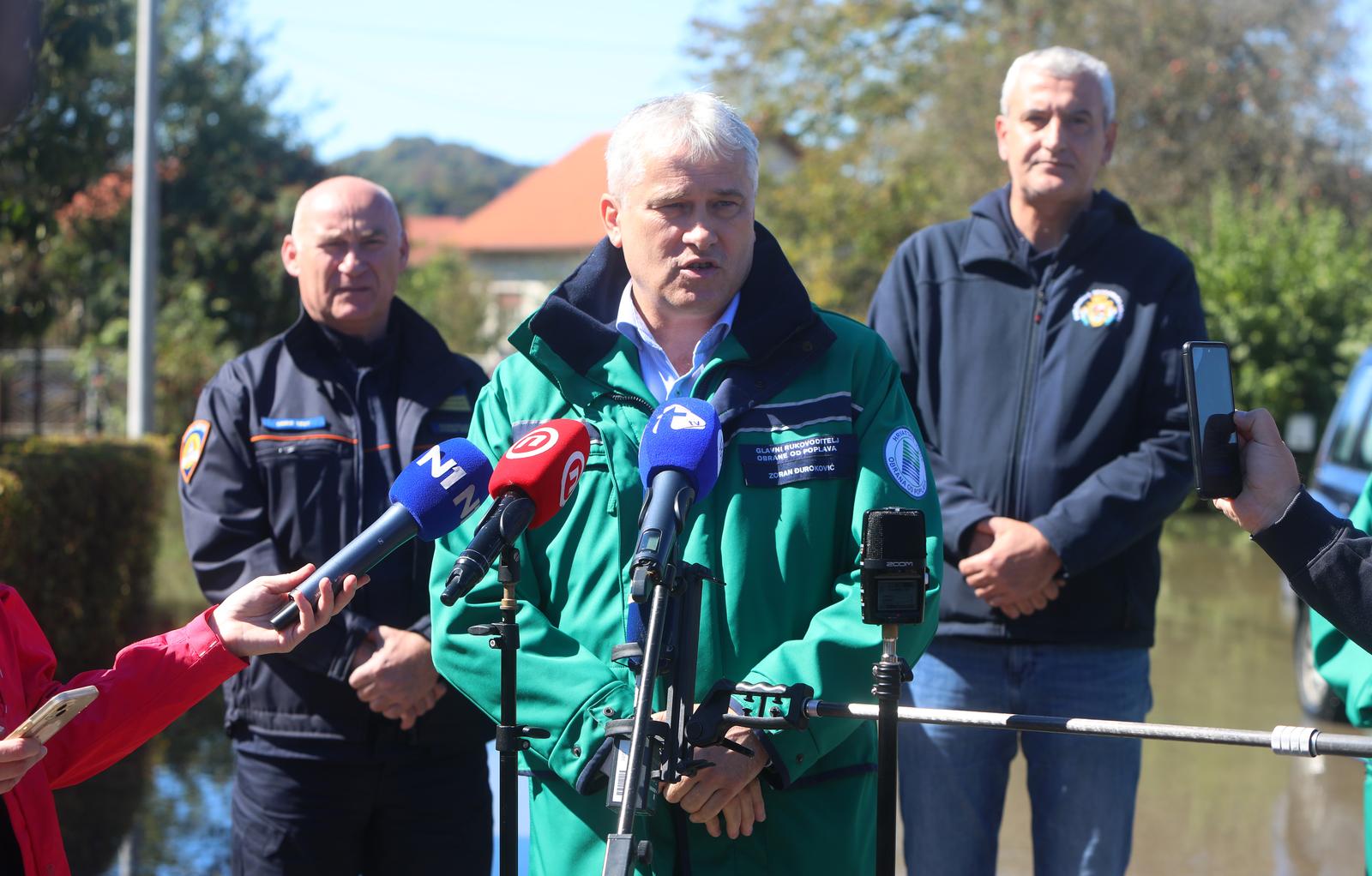 18.09.2022., Karlovac - Poplavljeno mjesto Brodarci u okolici Karlovca obisli su direktor Hrvatskih voda Zoran Djurokovic, zupanica Karlovacke zupanije Martina Furdek Hajdin, gradonacelnik Karlovca Damir Mandic i ravnatelj ravnateljstva Civilne zastite Damir Trut.
 Photo: Kristina Stedul Fabac/PIXSELL