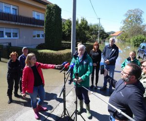 18.09.2022., Karlovac - Poplavljeno mjesto Brodarci u okolici Karlovca obisli su direktor Hrvatskih voda Zoran Djurokovic, zupanica Karlovacke zupanije Martina Furdek Hajdin, gradonacelnik Karlovca Damir Mandic i ravnatelj ravnateljstva Civilne zastite Damir Trut.
 Photo: Kristina Stedul Fabac/PIXSELL