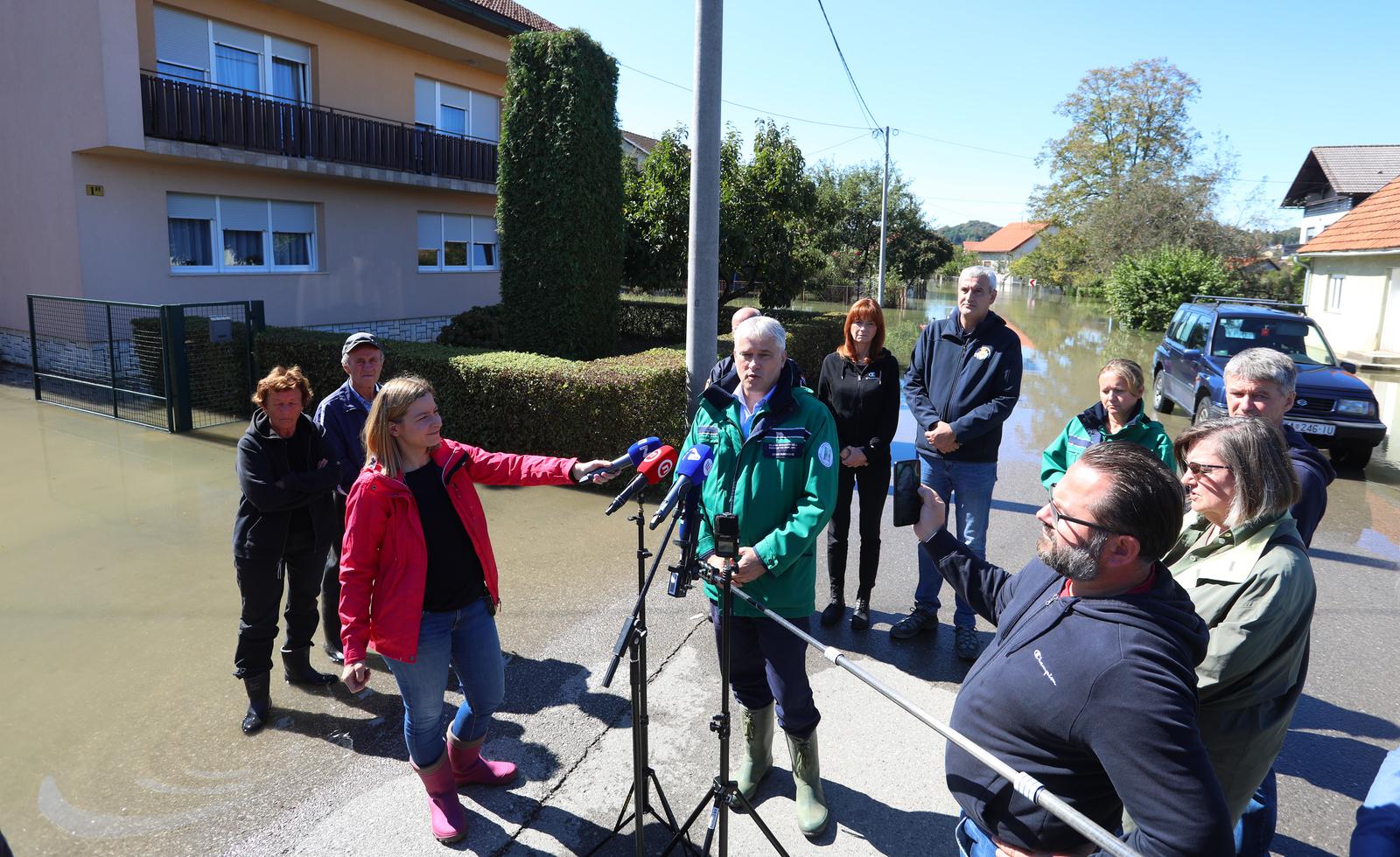 18.09.2022., Karlovac - Poplavljeno mjesto Brodarci u okolici Karlovca obisli su direktor Hrvatskih voda Zoran Djurokovic, zupanica Karlovacke zupanije Martina Furdek Hajdin, gradonacelnik Karlovca Damir Mandic i ravnatelj ravnateljstva Civilne zastite Damir Trut.
 Photo: Kristina Stedul Fabac/PIXSELL