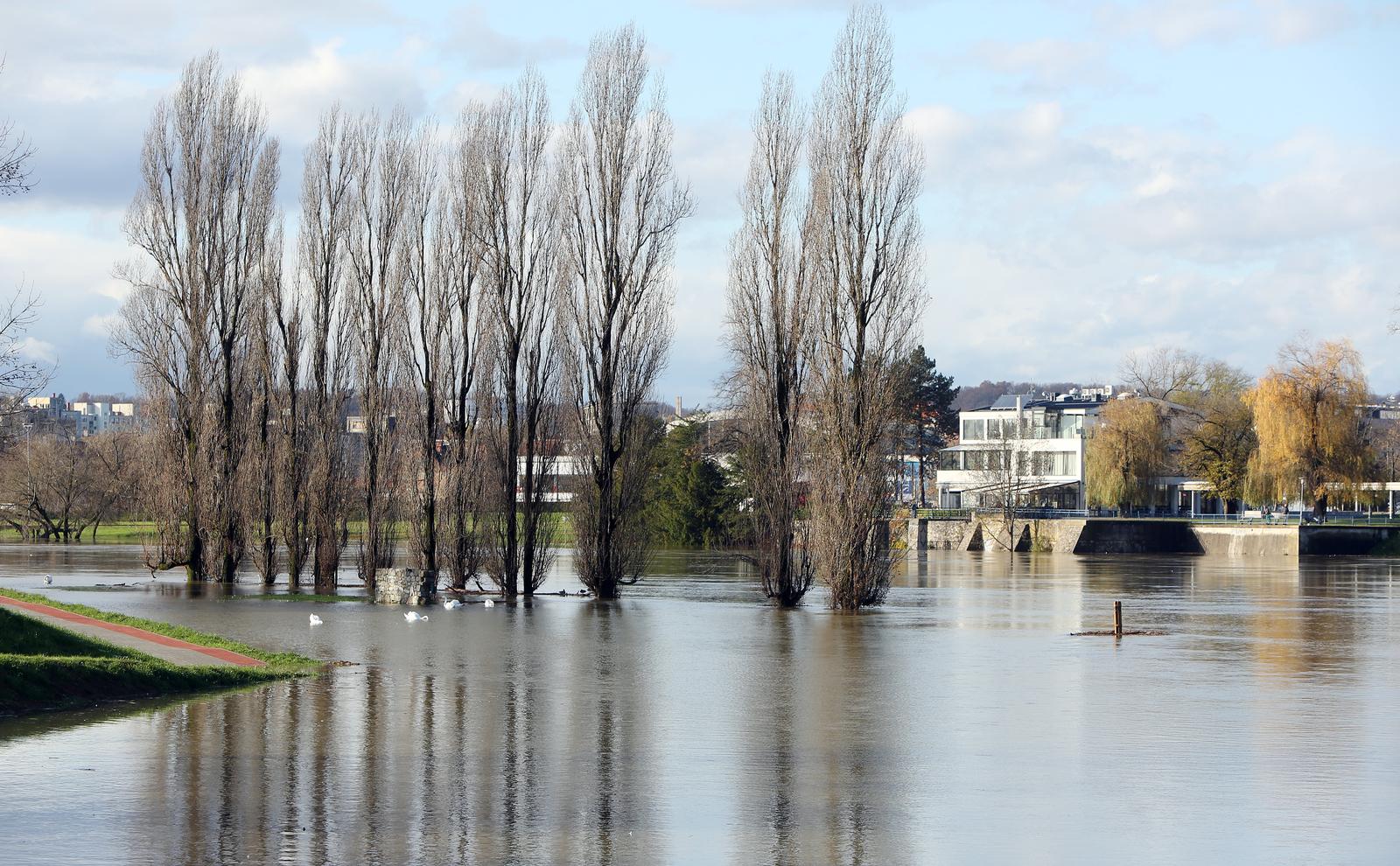 18.11.2019., Karlovac - Zbog obilnih kisa izlila se rijeka Korana u Karlovcu. Vodostaj je dosegao 593 centimetra i proglasene si izvanredne mjere od poplave. Prema najavi ne prijeti daljni rast vodostaja niti poplava.rrPhoto: Kristina Stedul Fabac/PIXSELL