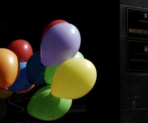 19.05.2014., Zagreb - Povodom Medjunarodnog dana borbe protiv homofobije aktivisti LGBT Pravnog tima Kontre urucili su Ministarstvu pravosudja zahtjev za pokretanje inicijative za hitno vracanje kaznenog djela nasilnickog ponasanja u Kazneni zakon. Nakon urucenja zahtjeva, aktivisti su simbolicno pustili balone u bojama zastave LGBT pokreta ispred Ministarstva pravosudja. rPhoto: Marko Lukunic/PIXSELL